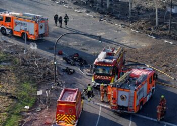 Cuatro muertos y catorce desaparecidos en un voraz incendio de un edificio en España