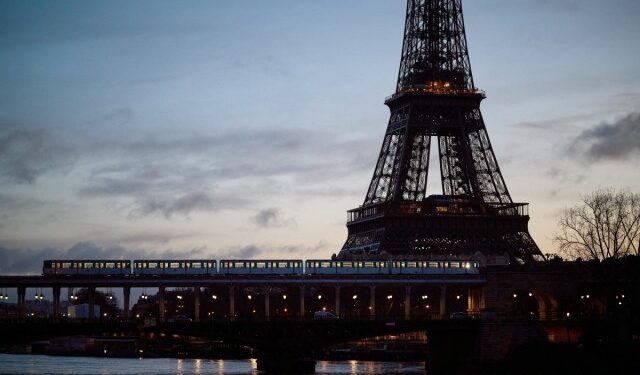 La torre Eiffel mantiene sus puertas cerradas por huelga, entre críticas por su “deterioro”