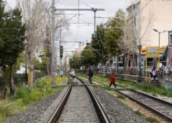 Heroína en Tennessee: adolescente se lanzó a las vías del tren para salvarle la vida a mujer en silla de ruedas