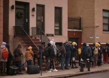 Cambio de reglas en Nueva York permite que miles de migrantes sean elegibles para obtener pagos en efectivo