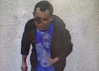 Toda Inglaterra busca al prófugo que atacó con ácido a una madre y sus dos hijas