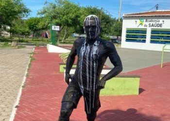 Estatua de Dani Alves en su ciudad natal sufre un nuevo ataque vandálico
