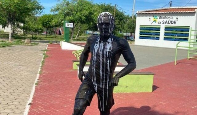 Estatua de Dani Alves en su ciudad natal sufre un nuevo ataque vandálico