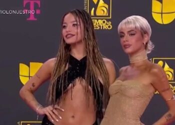 El show de Tini y Emilia en Premio Lo Nuestro que terminó con un apasionado besucón (VIDEO)
