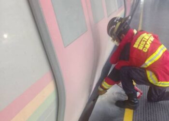 Desperfecto eléctrico provocó incendio en vagón del Metro de Caracas en Caricuao (Imágenes)
