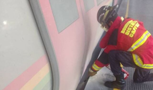 Desperfecto eléctrico provocó incendio en vagón del Metro de Caracas en Caricuao (Imágenes)