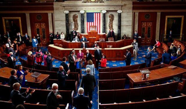 Los demócratas insisten en aprobar la ayuda a Ucrania tras el fracaso del pacto migratorio