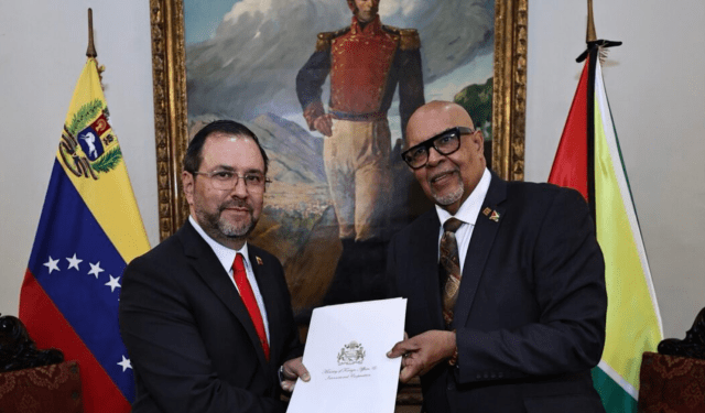 Llegó a Venezuela el nuevo embajador guyanés en medio de tensiones territoriales