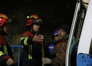 Rayo detuvo al teleférico de Quito y dejó una docena de usuarios atrapados (Video)