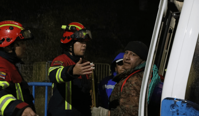 Rayo detuvo al teleférico de Quito y dejó una docena de usuarios atrapados (Video)