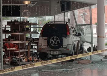 Conductora perdió los frenos y estrelló su camioneta contra centro comercial en Maracaibo