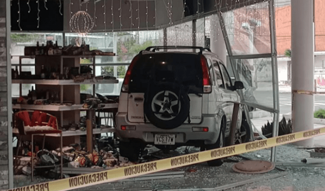 Conductora perdió los frenos y estrelló su camioneta contra centro comercial en Maracaibo
