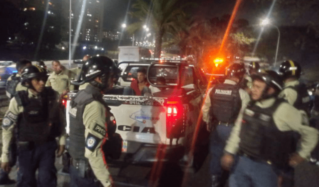 Comando armado de colectivos chavistas amenazó a directiva de PoliSucre frente a una comisaría (VIDEO)