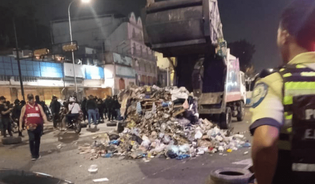 Colectivos chavistas enloquecieron y descargaron un camión de basura frente a módulo policial en Petare
