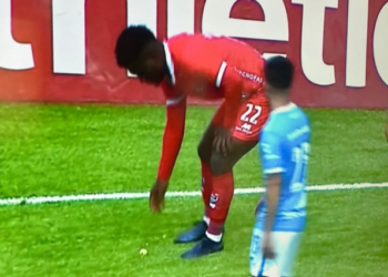 Lanzaron un plátano a jugador en Perú, episodio que revive el racismo en el fútbol (Video)