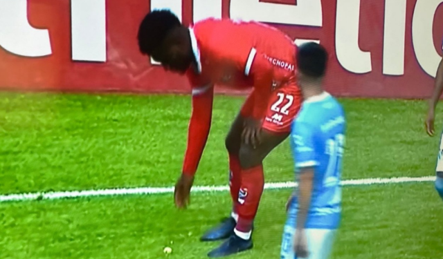 Lanzaron un plátano a jugador en Perú, episodio que revive el racismo en el fútbol (Video)