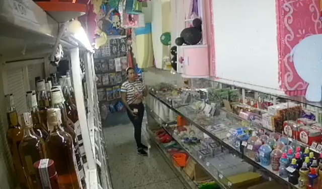 Cámara captó a dos ladronas que hurtaron botellas del mejor whisky en Puerto Ordaz (VIDEO)