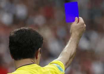 Qué es la tarjeta azul, herramienta que podría cambiar el fútbol para siempre
