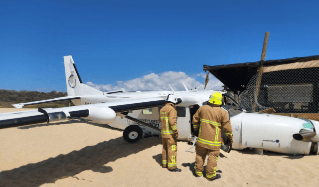 Avioneta mató a un bañista tras estrellarse en una playa de México (Video)