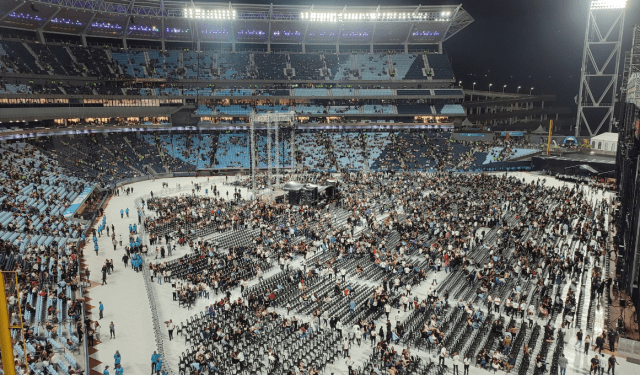 La mayoría de los asistentes no han ingresado al estadio a minutos del concierto de Luis Miguel