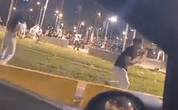 No es un “apocalipsis zombi”, son los violentos “carnavales felices” en Plaza Venezuela (VIDEO)