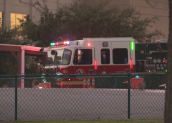 Impacto de un carro contra instalaciones de hospital en Texas dejó múltiples heridos (VIDEO)
