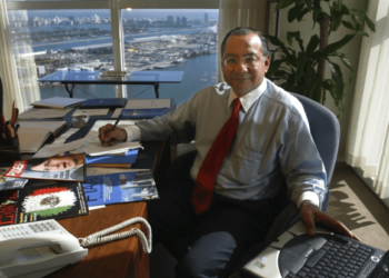 Exembajador de EEUU Víctor Rocha se declarará culpable de cargos de espionaje para Cuba