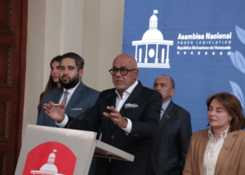 “Lo que quieran firmar, lo firmamos aquí en Caracas”, le instó Jorge Rodríguez a la Plataforma Unitaria