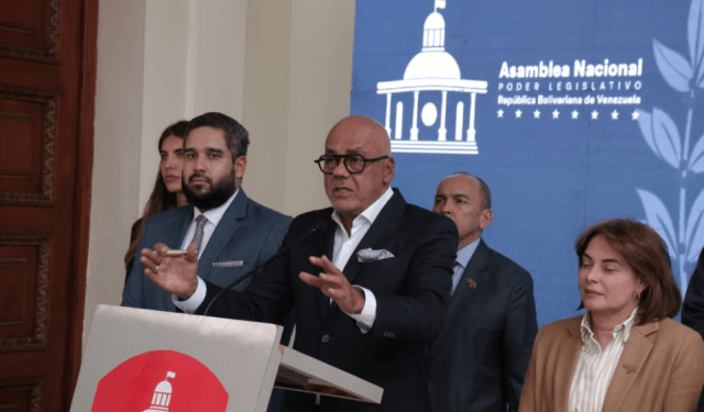 “Lo que quieran firmar, lo firmamos aquí en Caracas”, le instó Jorge Rodríguez a la Plataforma Unitaria