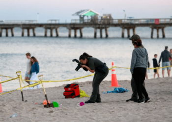 Niña murió luego de que la arena se la tragara sin previo aviso en una playa de Florida