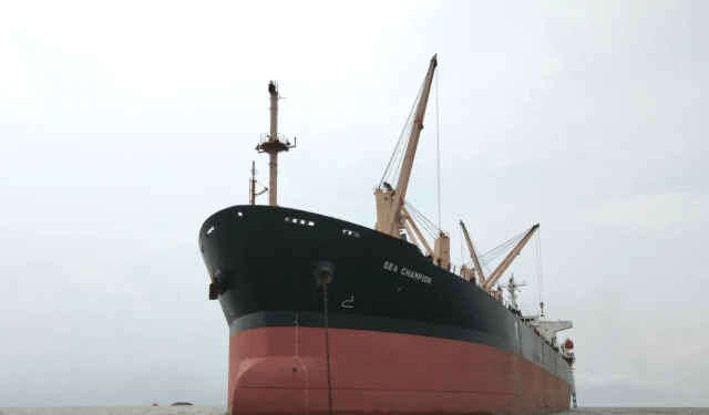 Hutíes atacaron un barco estadounidense que llevaba grano a Yemen