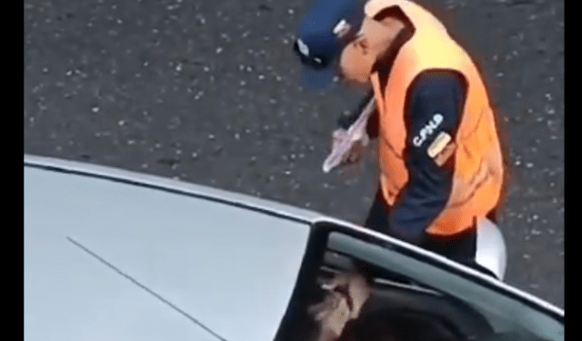 Cayeron “dos joyitas” con uniforme luego que una cámara captara su “matraqueo” en flagrancia (VIDEO)