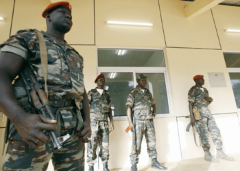 Curandero supersticioso les hizo tomar un brebaje mortal a ocho mujeres acusadas de brujería en África