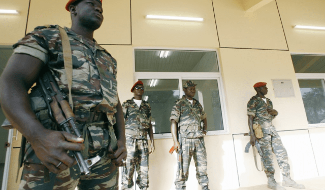 Curandero supersticioso les hizo tomar un brebaje mortal a ocho mujeres acusadas de brujería en África