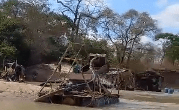 VIDEO: actividad aurífera ilegal persiste en las narices de la Fanb pese a la tragedia en mina Bulla Loca