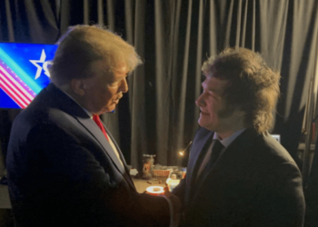 El cálido abrazo entre Trump y Milei durante la cumbre conservadora en Washington (Video)