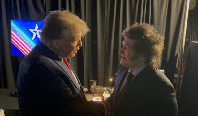 El cálido abrazo entre Trump y Milei durante la cumbre conservadora en Washington (Video)