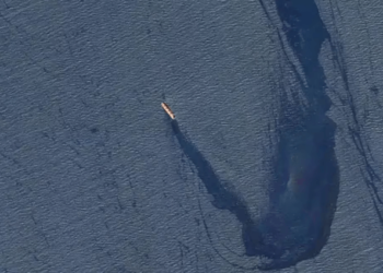 Ataque de los hutíes a un buque en el golfo de Adén provocó un desastre medioambiental