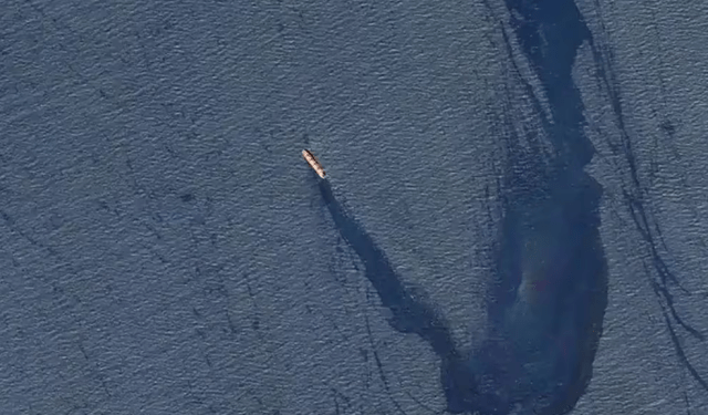 Ataque de los hutíes a un buque en el golfo de Adén provocó un desastre medioambiental