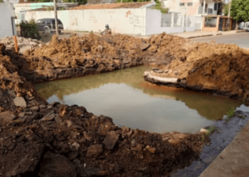 Una “piscina” dejó HidroPáez en la calle 5 de Julio en Valle de la Pascua (IMÁGENES)