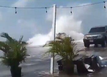 Restringieron uso de playas en Puerto Cabello tras mar de fondo repentino (VIDEO)