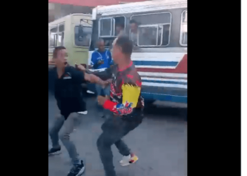 En plena crisis por gasolina, se prendió terrible trifulca en una bomba en Maracay (VIDEO)