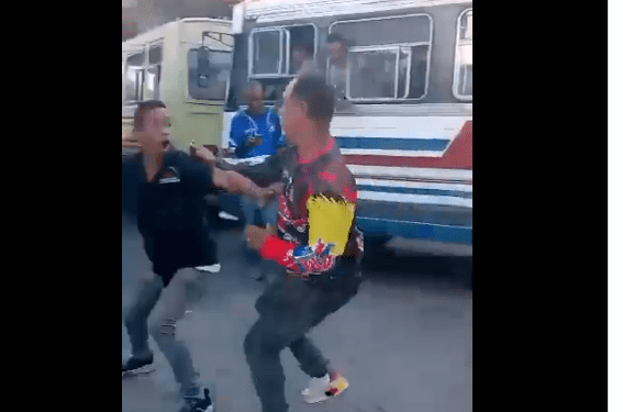 En plena crisis por gasolina, se prendió terrible trifulca en una bomba en Maracay (VIDEO)