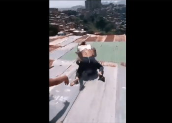 EN VIDEO: mujeres se “guindaron” a pelear en el techo de una casa en Catia y todo terminó muy MAL