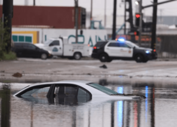 Emiten alerta de evacuación en California por tormenta y peligrosas inundaciones