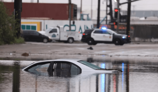 Emiten alerta de evacuación en California por tormenta y peligrosas inundaciones