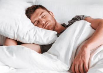 Cuál es el nivel de azúcar en la sangre que debe tener una persona antes de acostarse para mantenerse saludable y cómo lograrlo