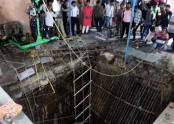 Tragedia en India: remolque que trasladaba peregrinos cayó en un pozo dejando al menos 15 muertos, siete niños entre ellos