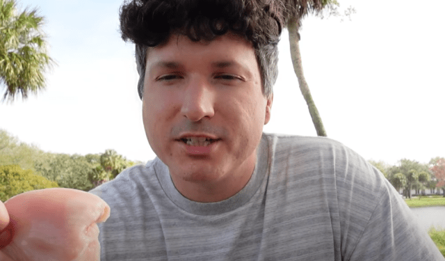 Prometió comer pollo crudo durante 100 días: ¿qué enfermedades podría adquirir?