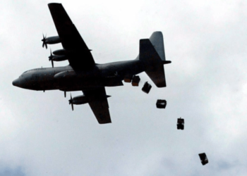 Egipto realiza el primer lanzamiento aéreo de ayuda humanitaria en la Franja de Gaza